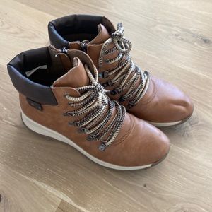 Size 9.5 hiking boots